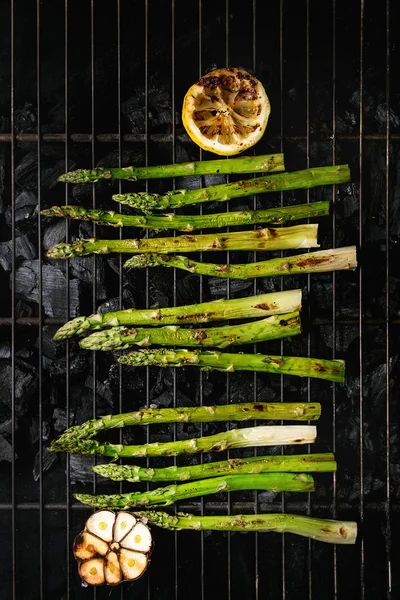 Verdure Grigliate Asparagi Verdi Aglio Limone Griglia Barbecue Carbone Vista — Foto Stock