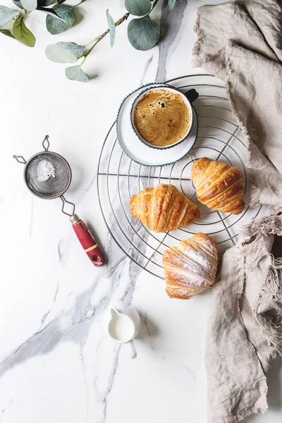 Hausgemachtes Croissant Mit Zuckerpulver Auf Kühlregal Frühstück Mit Tasse Kaffee — Stockfoto