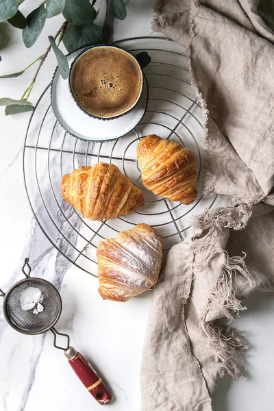 Hausgemachtes Croissant Mit Zuckerpulver Auf Kühlregal Frühstück Mit Tasse Kaffee — Stockfoto