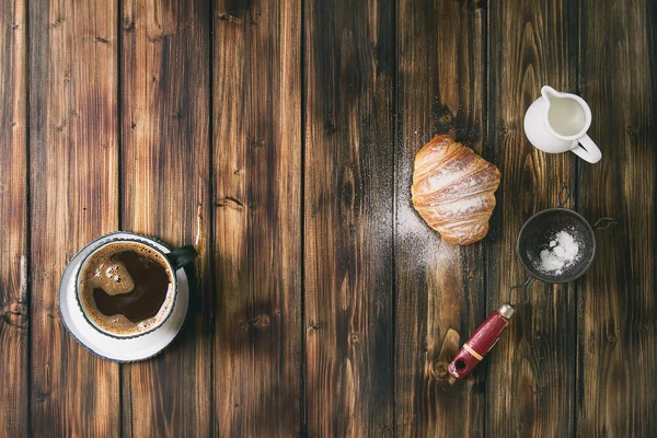 Croissant Casero Con Azúcar Polvo Taza Café Jarra Leche Criba —  Fotos de Stock