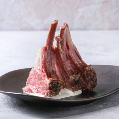 Yoğurt nane soslu kuzu ızgara dilimlenmiş raf seramik gri doku masa üzerinde tabakta. Kopya alanı