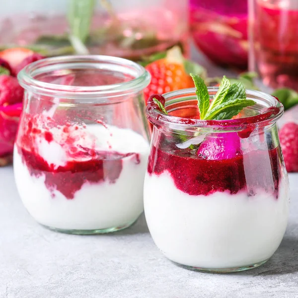 Nádoby Přírodní Bílý Jogurt Berry Omáčka Ovocný Salát Růžový Dračí — Stock fotografie