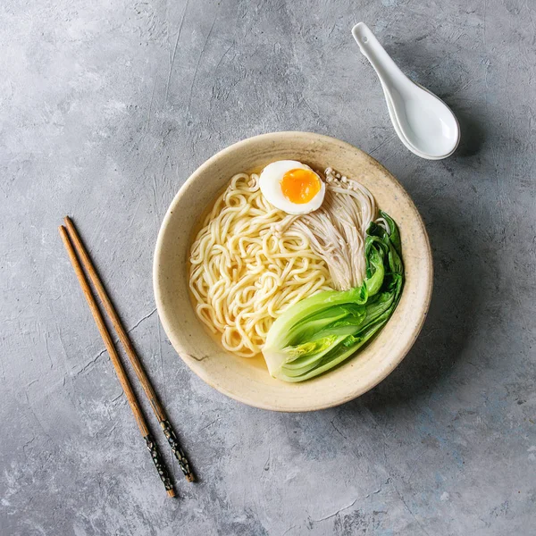 Nouilles Udon Plat Asiatique Avec Œuf Bouilli Champignons Boc Choy — Photo