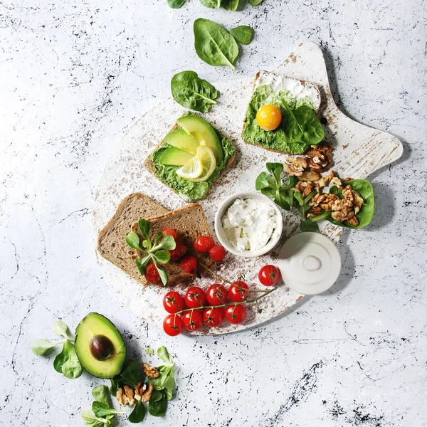 Sandwiches Vegetarianos Con Aguacate Ricotta Yema Huevo Espinacas Tomates Cherry — Foto de Stock