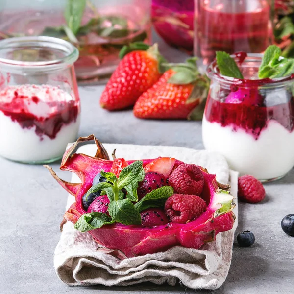 Vegan meyve salatası çilek ve nane ile pembe dragon meyve bezle kavanoz yoğurt, limonata, şişe gri tablo yukarıda maddeler olarak görev yaptı. Sağlıklı beslenme