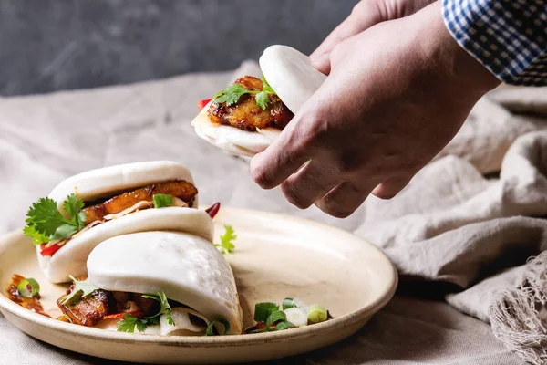 Die Hände Des Mannes Halten Asiatische Sandwich Gua Bao Brötchen — Stockfoto