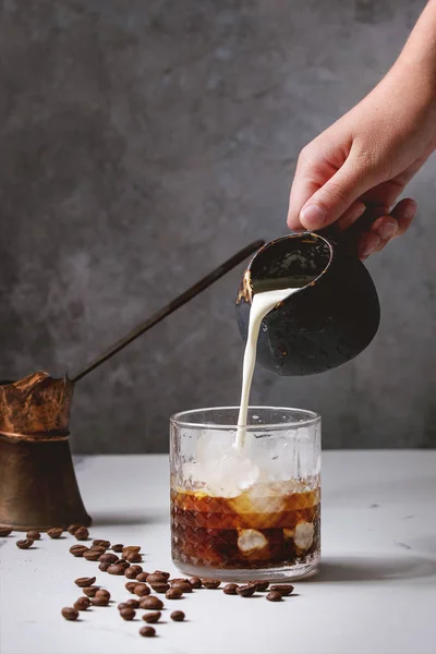 Iced Coffee Cocktail Eller Frappe Med Isbitar Och Grädde Hälla — Stockfoto