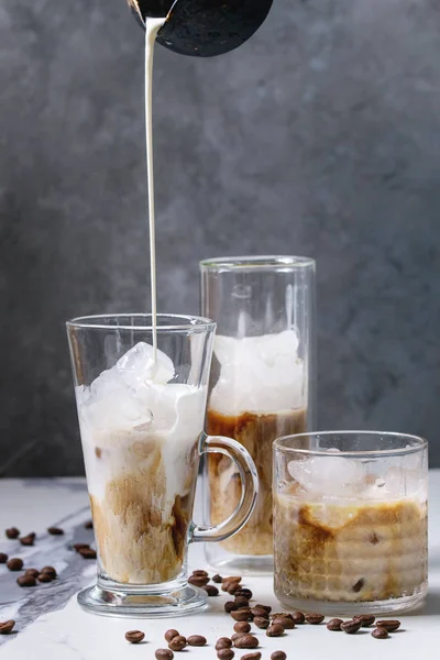 Eiskaffee Cocktail Oder Frappe Mit Eiswürfeln Und Sahne Serviert Drei — Stockfoto