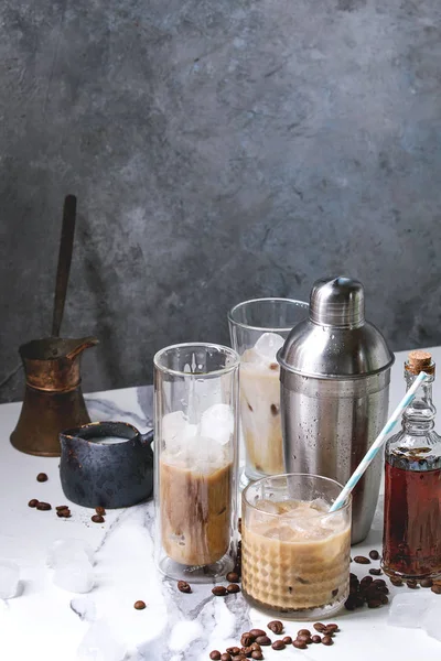 Eiskaffee Cocktail Oder Frappe Mit Eiswürfeln Und Sahne Verschiedenen Gläsern — Stockfoto