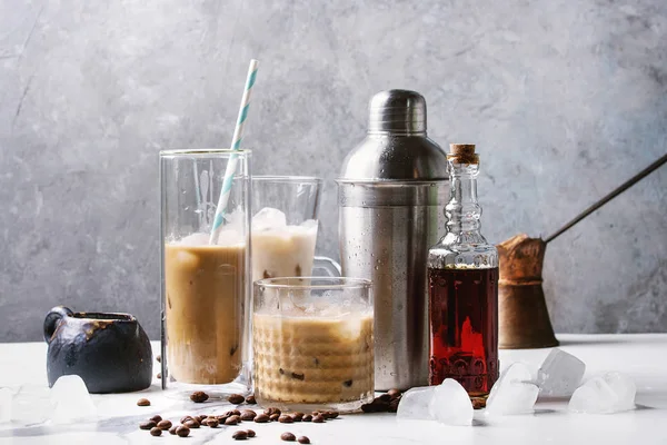 Eiskaffee Cocktail Oder Frappe Mit Eiswürfeln Und Sahne Verschiedenen Gläsern — Stockfoto