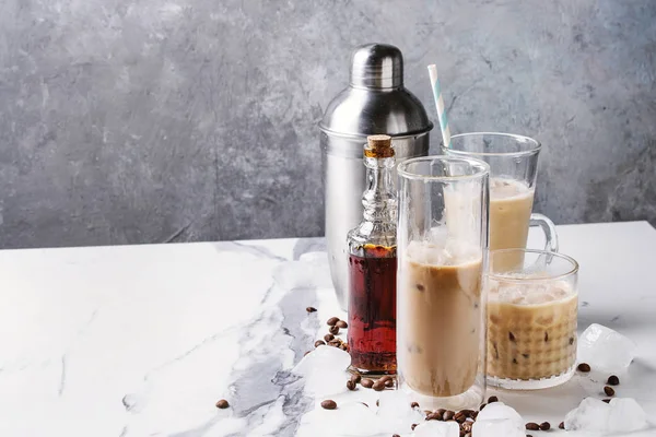 Eiskaffee Cocktail Oder Frappe Mit Eiswürfeln Und Sahne Verschiedenen Gläsern — Stockfoto