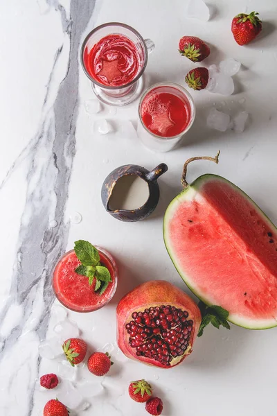 Tres Diferentes Frutas Rojas Sandía Baya Fresa Frambuesa Cócteles Granada — Foto de Stock