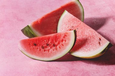 Pembe doku arka plan üzerinde karpuz dilimli RIPE.