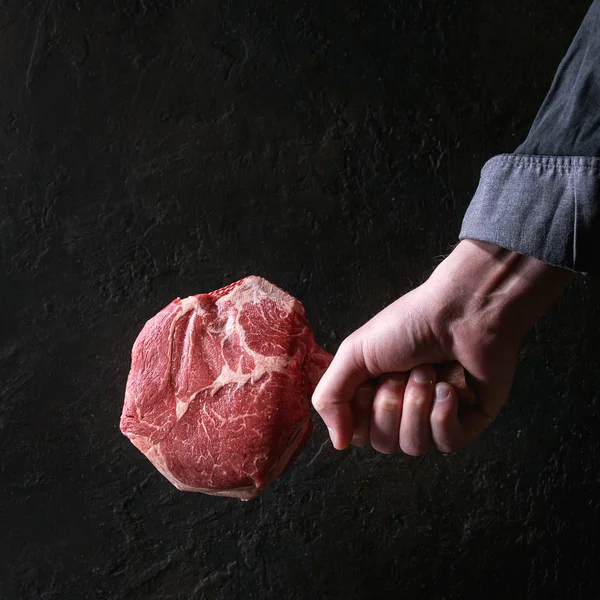 Les Mains Homme Tenant Crue Angus Noir Boeuf Tomahawk Steak — Photo