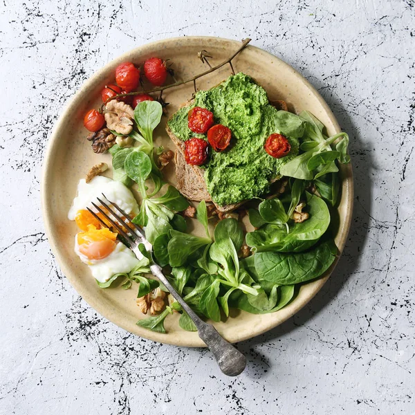 Вегетаріанські Бутерброди Авокадо Яйцем Шпинатом Вишневими Помідорами Цільному Зерновому Тостовому — стокове фото
