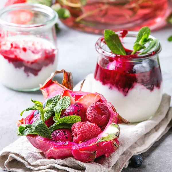 Ensalada Frutas Veganas Con Bayas Menta Servida Fruta Dragón Rosa — Foto de Stock