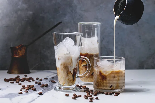 Koktail Kopi Dingin Atau Frappe Dengan Batu Dan Menuangkan Krim — Stok Foto