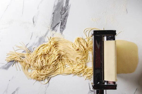 Rullade Degen För Hemmagjord Italiensk Okokt Pasta Spaghetti Från Pasta — Stockfoto