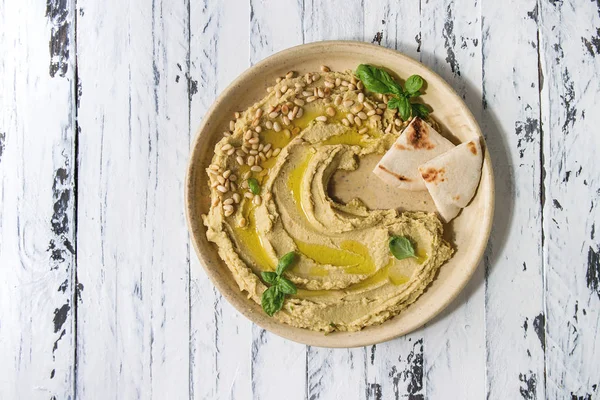 Hemmagjord Traditionell Spridning Hummus Med Pinjenötter Olivolja Basilika Serveras Keramiska — Stockfoto