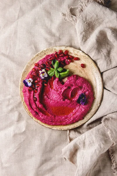 Hausgemachter Traditioneller Rote Bete Hummus Mit Granatapfelkernen Olivenöl Basilikum Auf — Stockfoto