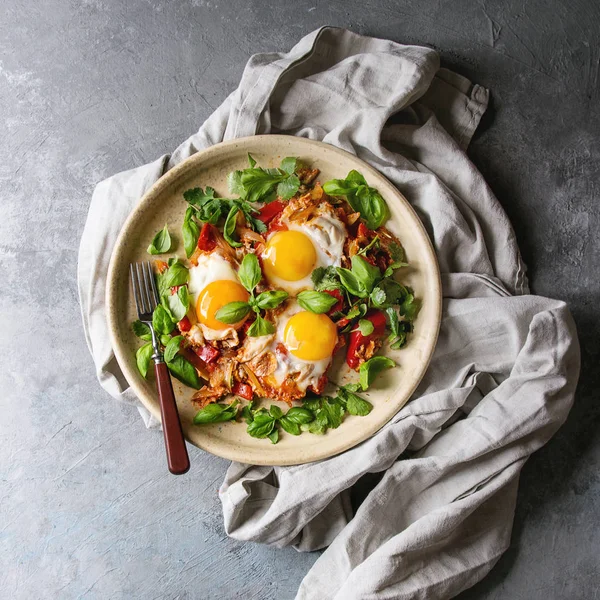 전통적인 이스라엘 Shakshuka 토마토와 파프리카 헝겊과 나물으로 세라믹 접시에서에 공간입니다 — 스톡 사진