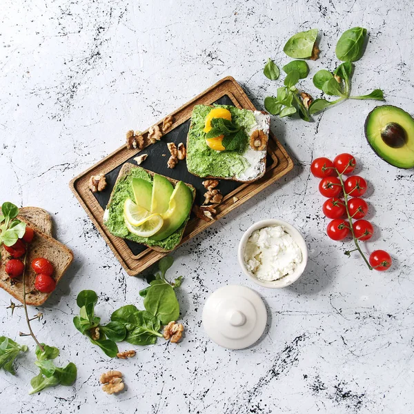 Sandwiches Vegetarianos Con Aguacate Ricotta Yema Huevo Espinacas Tomates Pan — Foto de Stock