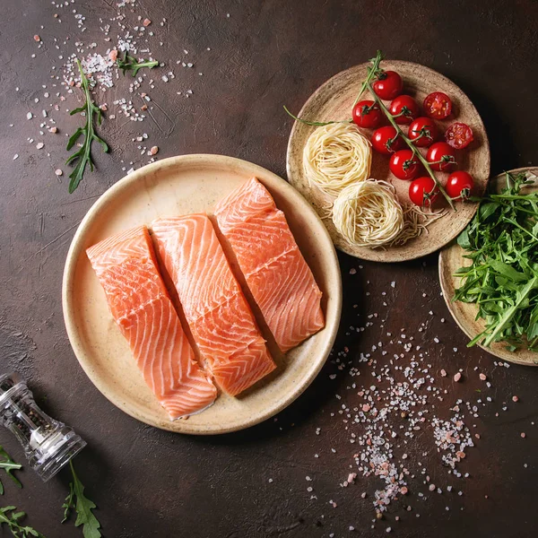 Sliced Raw Uncooked Salmon Fillet Ceramic Plate Ingredients Dinner Arugula — Stock Photo, Image