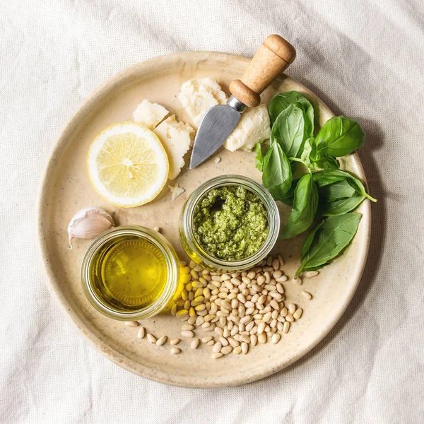 Tradiční Bazalkové Pesto Omáčky Sklenic Přísadami Nad Bazalka Olivový Olej — Stock fotografie