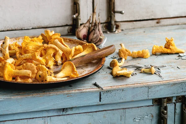 Chanterelles Crus Não Cozidos Cogumelos Florestais Frigideira Mesa Cozinha Madeira — Fotografia de Stock