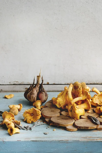 Cogumelos Floresta Crus Não Cozidos Chanterelles Mesa Cozinha Madeira Branca — Fotografia de Stock