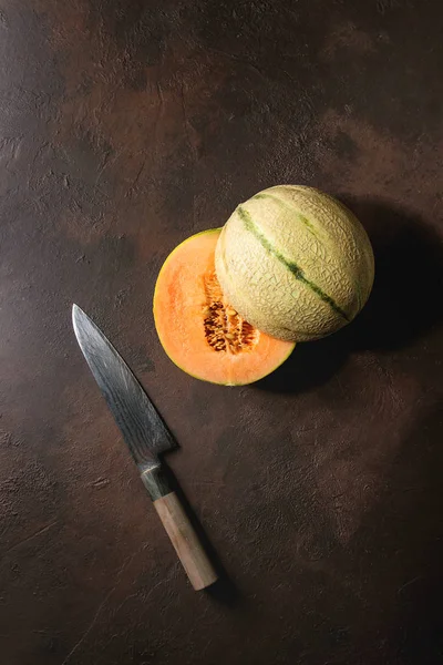 Hälften Mogna Ekologiska Cantaloupemelon Med Frön Och Kock Kniv Över — Stockfoto