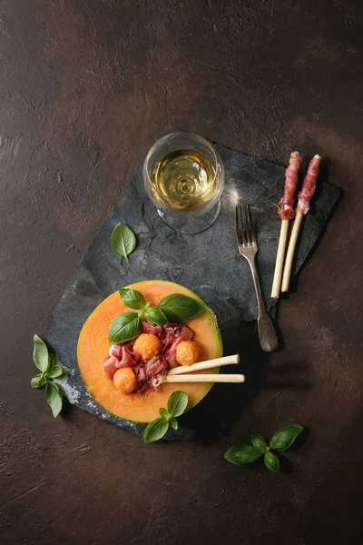 Melão Salada Presunto Servidos Metade Melão Cantalupo Com Manjericão Fresco — Fotografia de Stock