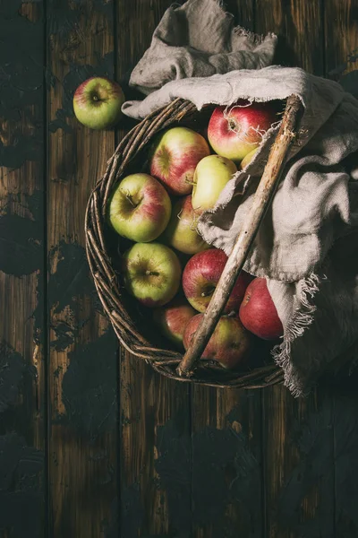 Ripe Gardening Green Red Apples Old Basket Cloth Dark Plank — Stock Photo, Image