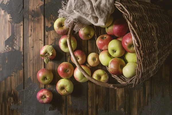 Ripe Gardening Green Red Apples Old Basket Cloth Dark Plank — Stock Photo, Image