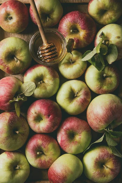 Close Ripe Organic Gardening Green Red Apples Leaves Jar Honey — Stock Photo, Image