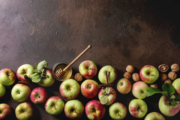 Maçãs Vermelhas Verdes Jardinagem Orgânica Madura Com Folhas Nozes Canela — Fotografia de Stock