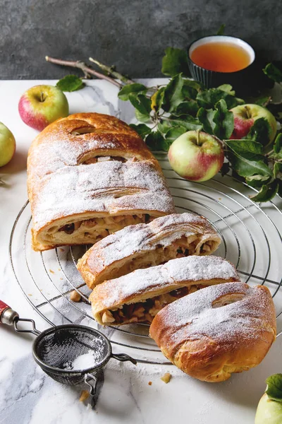 Massa Folhada Fatiada Caseira Torta Strudel Maçã Rack Resfriamento Servido — Fotografia de Stock