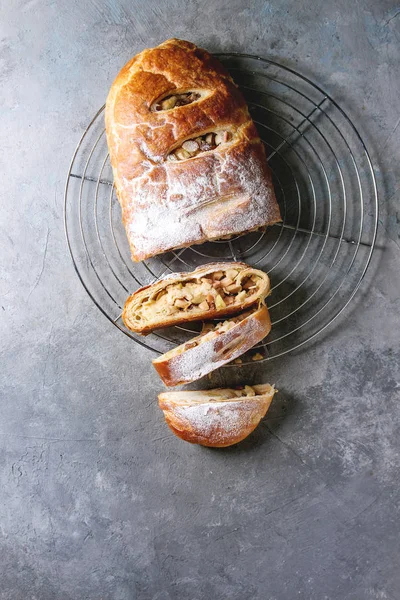 Tarte Strudel Aux Pommes Feuilletée Tranchée Maison Sur Support Refroidissement — Photo