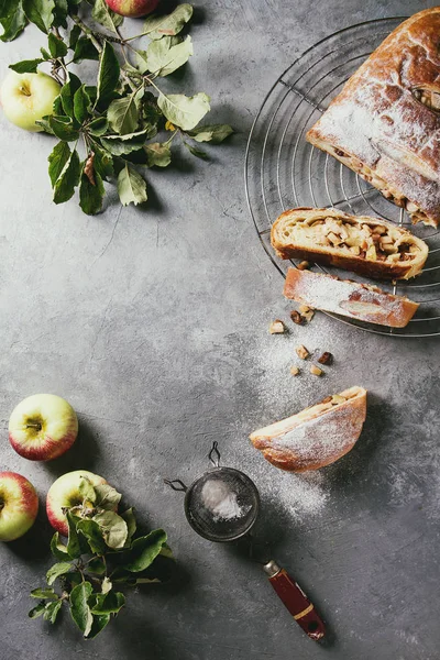 Pastel Hojaldre Casero Rebanado Pastel Strudel Manzana Estante Enfriamiento Servido — Foto de Stock