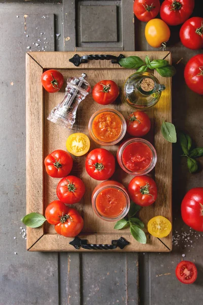 Mängd Tre Hemmagjord Tomatsås Glas Burkar Med Ingredienserna Ovan Olika — Stockfoto