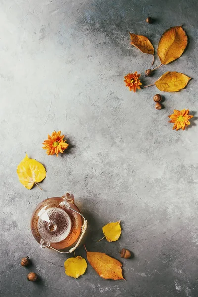 Glasteekanne Mit Heißem Tee Dekoriert Mit Gelben Herbstblättern Asteroidenblüten Und — Stockfoto