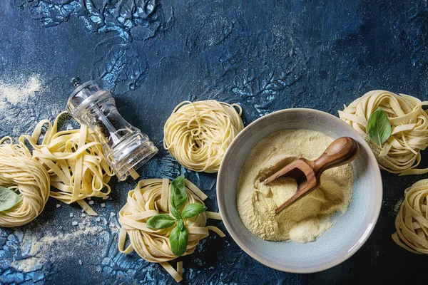 Verschiedene Hausgemachte Rohe Italienische Nudelspaghetti Und Tagliatelle Mit Basilikumblättern Olivenöl — Stockfoto