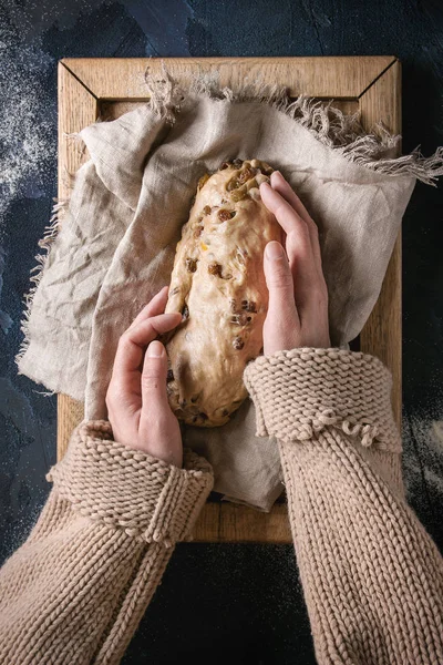 Weihnachtskuchen Frauenhände Backen Traditionelles Deutsches Festtagsbacken Vollkornstollenzubereitung Auf Leinenserviette Vor — Stockfoto