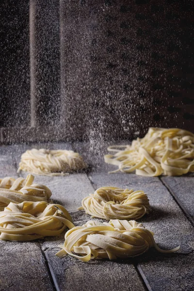 Verscheidenheid Van Italiaanse Zelfgemaakte Rauwe Ongekookte Pasta Spaghetti Tagliatelle Met — Stockfoto