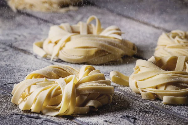 Mängd Italienska Hemlagad Okokt Pasta Spaghetti Och Tagliatelle Med Strö — Stockfoto