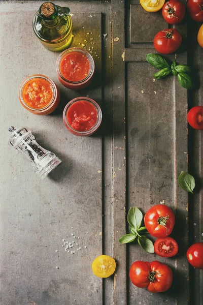 Variedad Tres Salsas Tomate Caseras Frascos Vidrio Con Ingredientes Arriba —  Fotos de Stock