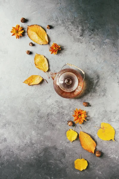 Glasteekanne Mit Heißem Tee Dekoriert Mit Gelben Herbstblättern Asteroidenblüten Und — Stockfoto