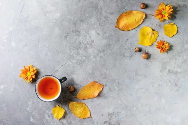 Φλιτζάνι Καυτό Τσάι Διακοσμημένο Από Κίτρινο Φθινόπωρο Φύλλα Λουλούδια Aster — Φωτογραφία Αρχείου