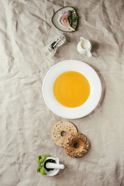 Prato Sopa Cenoura Abóbora Vegetariana Servido Com Ervas Colher Jarro — Fotografia de Stock