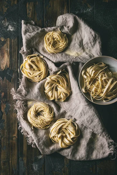 Mängd Italienska Hemlagad Okokt Pasta Spaghetti Och Tagliatelle Med Mannagryn — Stockfoto